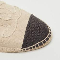 Pre Owned Chanel Beige/Black Canvas CC Espadrille Flats Size  39