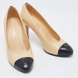 Pre Owned Chanel Beige/Black Leather CC Cap Toe Pumps Size 39