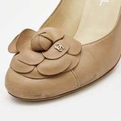 Pre Owned Chanel Beige Leather CC Camellia Pumps Size 37.5