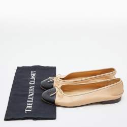 مملوكة مسبقًا Chanel Beige/Black Leather CC Cap Toe Bow Ballet Flats Size 39