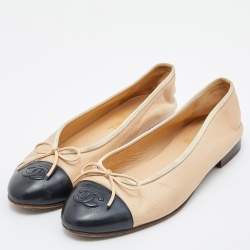 مملوكة مسبقًا Chanel Beige/Black Leather CC Cap Toe Bow Ballet Flats Size 39