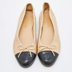 مملوكة مسبقًا Chanel Beige/Black Leather CC Cap Toe Bow Ballet Flats Size 39