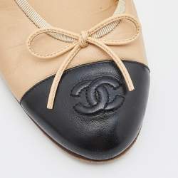 مملوكة مسبقًا Chanel Beige/Black Leather CC Cap Toe Bow Ballet Flats Size 39