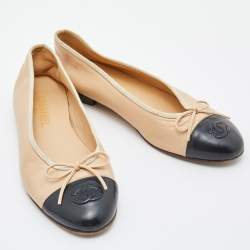 مملوكة مسبقًا Chanel Beige/Black Leather CC Cap Toe Bow Ballet Flats Size 39