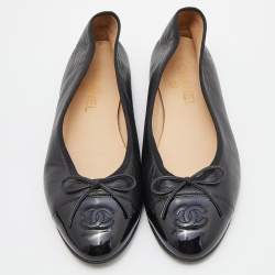 Pre Owned Chanel Black Leather and Patent CC Cap Toe Bow Ballet Flats Size 39