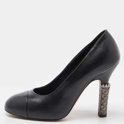 مملوكة مسبقًا Chanel Black Leather Faux Pearl Detail Heel Cap Toe Pumps Size 38.5