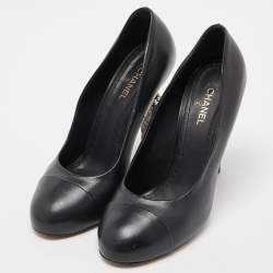 مملوكة مسبقًا Chanel Black Leather Faux Pearl Detail Heel Cap Toe Pumps Size 38.5