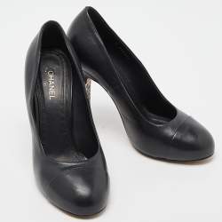 مملوكة مسبقًا Chanel Black Leather Faux Pearl Detail Heel Cap Toe Pumps Size 38.5