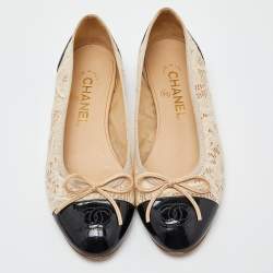 Pre Owned Chanel Beige/Black Lace and Patent Leather CC Cap Toe Ballet Flats Size 37
