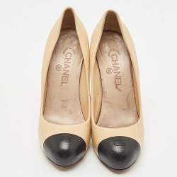 Pre Owned Chanel Beige/Black Leather CC Cap Toe Pumps Size 38