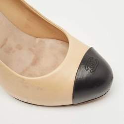 Pre Owned Chanel Beige/Black Leather CC Cap Toe Pumps Size 38