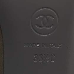 مملوكة مسبقًا Chanel Grey/Black Leather and Fabric Cap Toe CC Pointed Toe Pumps Size 38.5