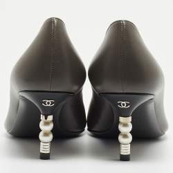مملوكة مسبقًا Chanel Grey/Black Leather and Fabric Cap Toe CC Pointed Toe Pumps Size 38.5