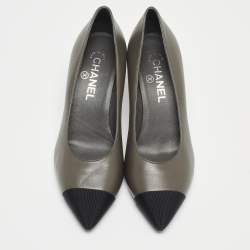 مملوكة مسبقًا Chanel Grey/Black Leather and Fabric Cap Toe CC Pointed Toe Pumps Size 38.5