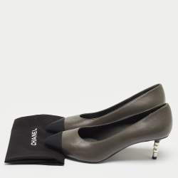 مملوكة مسبقًا Chanel Grey/Black Leather and Fabric Cap Toe CC Pointed Toe Pumps Size 38.5