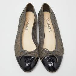 Pre Owned Chanel Grey/Black Lace and Patent Leather CC Cap Toe Ballet Flats Size 38.5