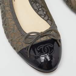 Pre Owned Chanel Grey/Black Lace and Patent Leather CC Cap Toe Ballet Flats Size 38.5