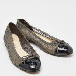 Pre Owned Chanel Grey/Black Lace and Patent Leather CC Cap Toe Ballet Flats Size 38.5