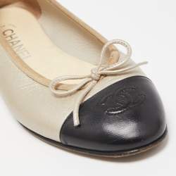 Pre Owned Chanel Grey/Black Leather CC Cap Toe Ballet Flats Size 37.5