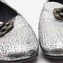 Pre Owned Chanel Silver Crackled Leather Interlocking CC Camelia Smoking Slippers Size 37.5