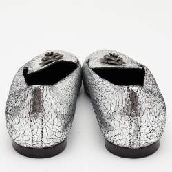 Pre Owned Chanel Silver Crackled Leather Interlocking CC Camelia Smoking Slippers Size 37.5