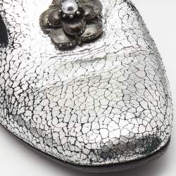Pre Owned Chanel Silver Crackled Leather Interlocking CC Camelia Smoking Slippers Size 37.5