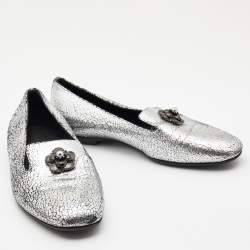 Pre Owned Chanel Silver Crackled Leather Interlocking CC Camelia Smoking Slippers Size 37.5