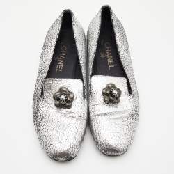 Pre Owned Chanel Silver Crackled Leather Interlocking CC Camelia Smoking Slippers Size 37.5