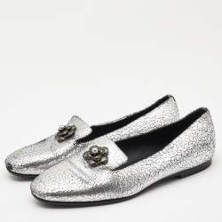Pre Owned Chanel Silver Crackled Leather Interlocking CC Camelia Smoking Slippers Size 37.5