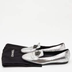 Pre Owned Chanel Silver Crackled Leather Interlocking CC Camelia Smoking Slippers Size 37.5