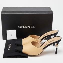 مملوكة مسبقًا حذاء سلايد شانيل جلد و شريط مضلع أسود/ بيج مقاس 39