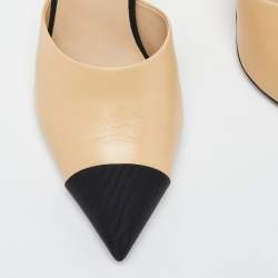 مملوكة مس بقًا حذاء سلايد شانيل جلد و شريط مضلع أسود/ بيج مقاس 39