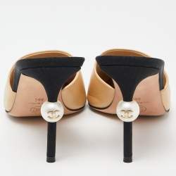 مملوكة مسبقًا حذاء سلايد شانيل جلد و شريط مضلع أسود/ بيج مقاس 39