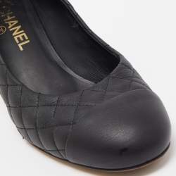 Pre Owned Chanel Black Quilted Leather CC Cap Toe Pumps Size 39