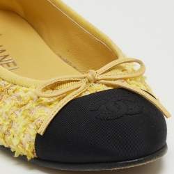 مملوكة مسبقًا Chanel Yellow/Black Tweed and CC Fabric Cap Toe Bow Ballet Flats Size 37