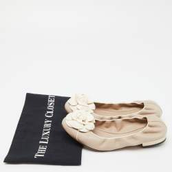 Pre Owned Chanel Beige/White Leather CC Camellia Scrunch Ballet Flats Size 37