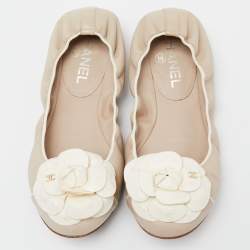 Pre Owned Chanel Beige/White Leather CC Camellia Scrunch Ballet Flats Size 37