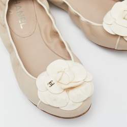 Pre Owned Chanel Beige/White Leather CC Camellia Scrunch Ballet Flats Size 37