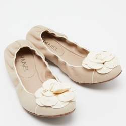 Pre Owned Chanel Beige/White Leather CC Camellia Scrunch Ballet Flats Size 37