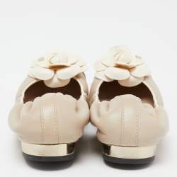 Pre Owned Chanel Beige/White Leather CC Camellia Scrunch Ballet Flats Size 37