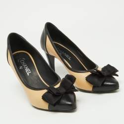 Pre Owned Chanel Beige/Black Leather Bow Cap Toe Pumps Size 40