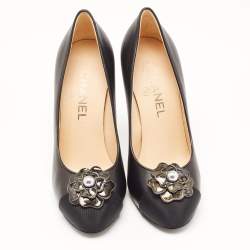 Pre Owned Chanel Black Leather and Canvas Cap Toe Pumps Size 37