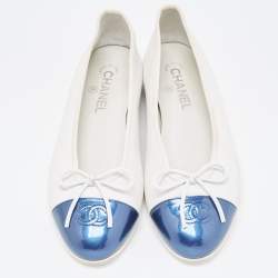 Pre Owned Chanel White/Blue Leather and Patent CC Cap Toe Bow Ballet Flats Size 40