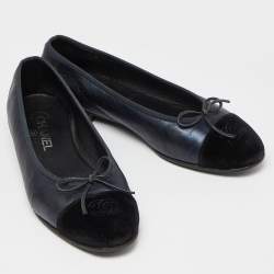 Pre Owned Chanel Metallic Blue/Black Leather and Velvet CC Cap-Toe Bow Ballet Flats Size 40.5