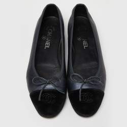 Pre Owned Chanel Metallic Blue/Black Leather and Velvet CC Cap-Toe Bow Ballet Flats Size 40.5