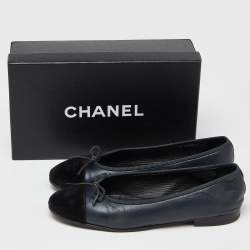 Pre Owned Chanel Metallic Blue/Black Leather and Velvet CC Cap-Toe Bow Ballet Flats Size 40.5
