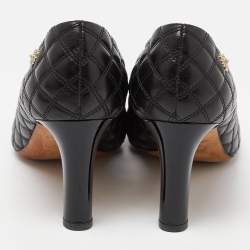 مملوكة مسبقًا حذاء كعب عالي شانيل CC جلد أسود مبطن بسلسلة ومقدمة مستديرة وكعب مربع سميك مقاس 39