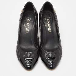 مملوكة مسبقًا حذاء كعب عالي شانيل CC جلد أسود مبطن بسلسلة ومقدمة مستديرة وكعب مربع سميك مقاس 39