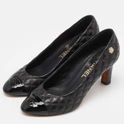 مملوكة مسبقًا حذاء كعب عالي شانيل CC جلد أسود مبطن بسلسلة ومقدمة مستديرة وكعب مربع سميك مقاس 39