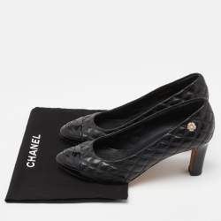 مملوكة مسبقًا حذاء كعب عالي شانيل CC جلد أسود مبطن بسلسلة ومقدمة مستديرة وكعب مربع سميك مقاس 39